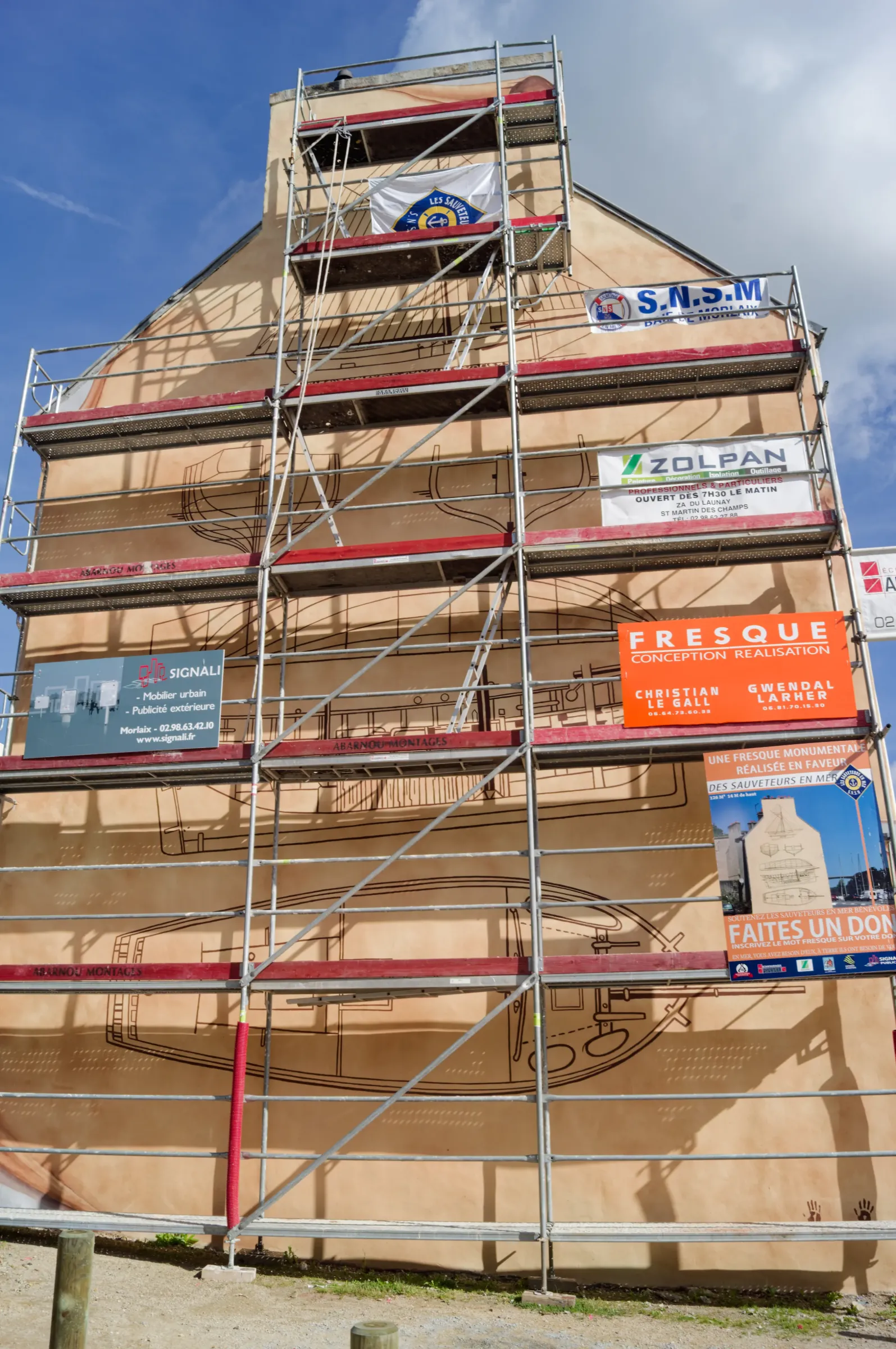Échafaudage sur le chantier d'une fresque monumentale à Morlaix